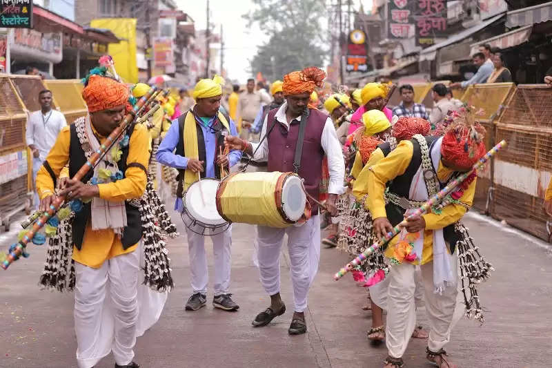 उज्जैनः शाही ठाट-बाट के साथ निकली बाबा महाकाल की सवारी, छह स्वरूपों में दिए दर्शन