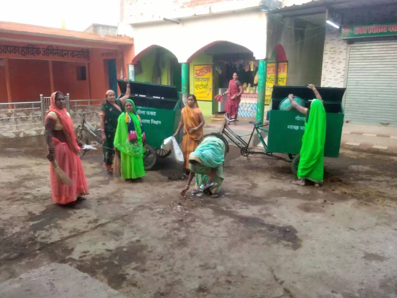 जांजगीर : जिला पंचायत सीईओ ने झाड़ू लगा कर दिया स्वच्छता का संदेश