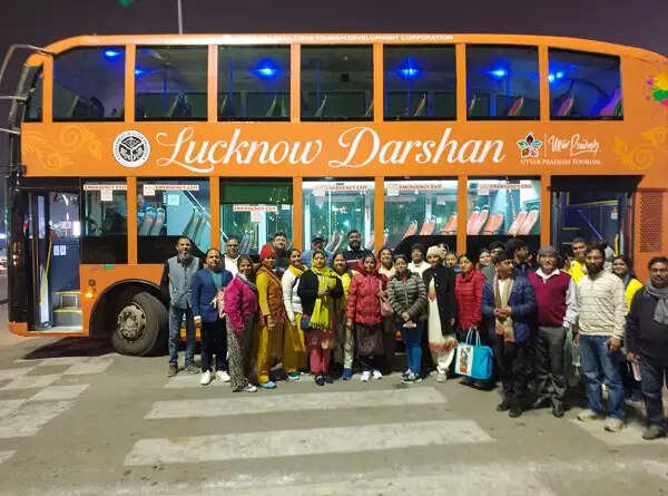‘लखनऊ दर्शन’ बस में फिर शामिल हुई विधान भवन की सैर