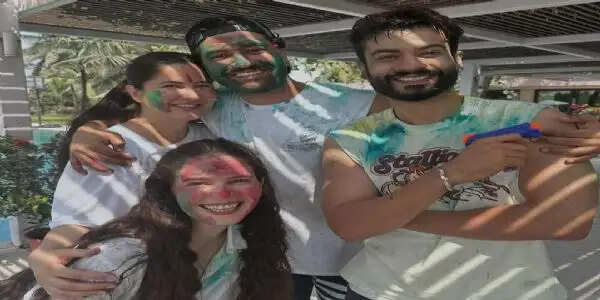 कैटरीना कैफ ने पति विक्की कौशल संग मनाई होली, तस्वीरें सोशल मीडिया पर साझा की