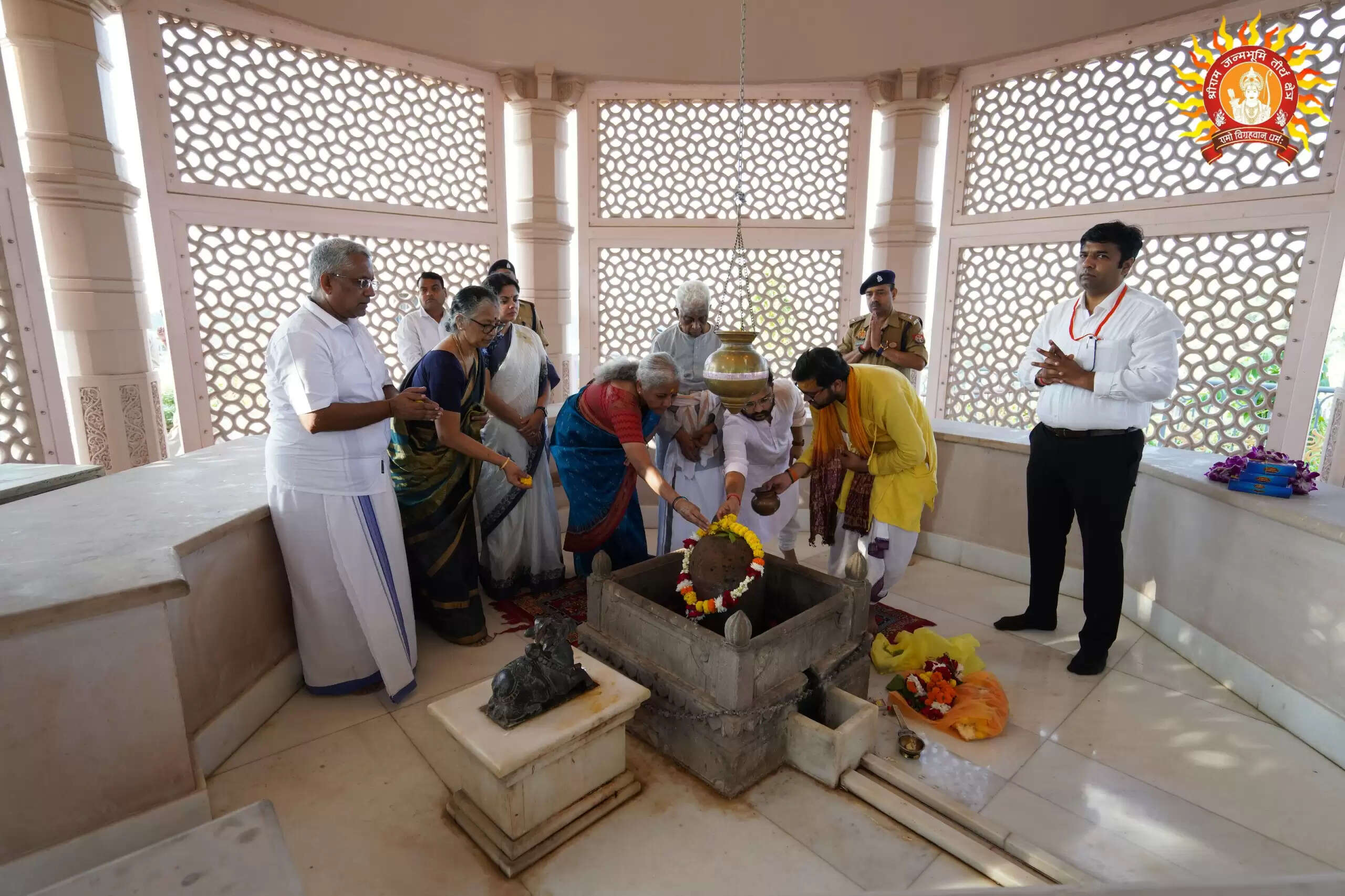 (अपडेट)अयोध्या में वित्त मंत्री निर्मला सीतारमण ने परिवार संग उतारी प्रभु श्रीरामलला की आरती