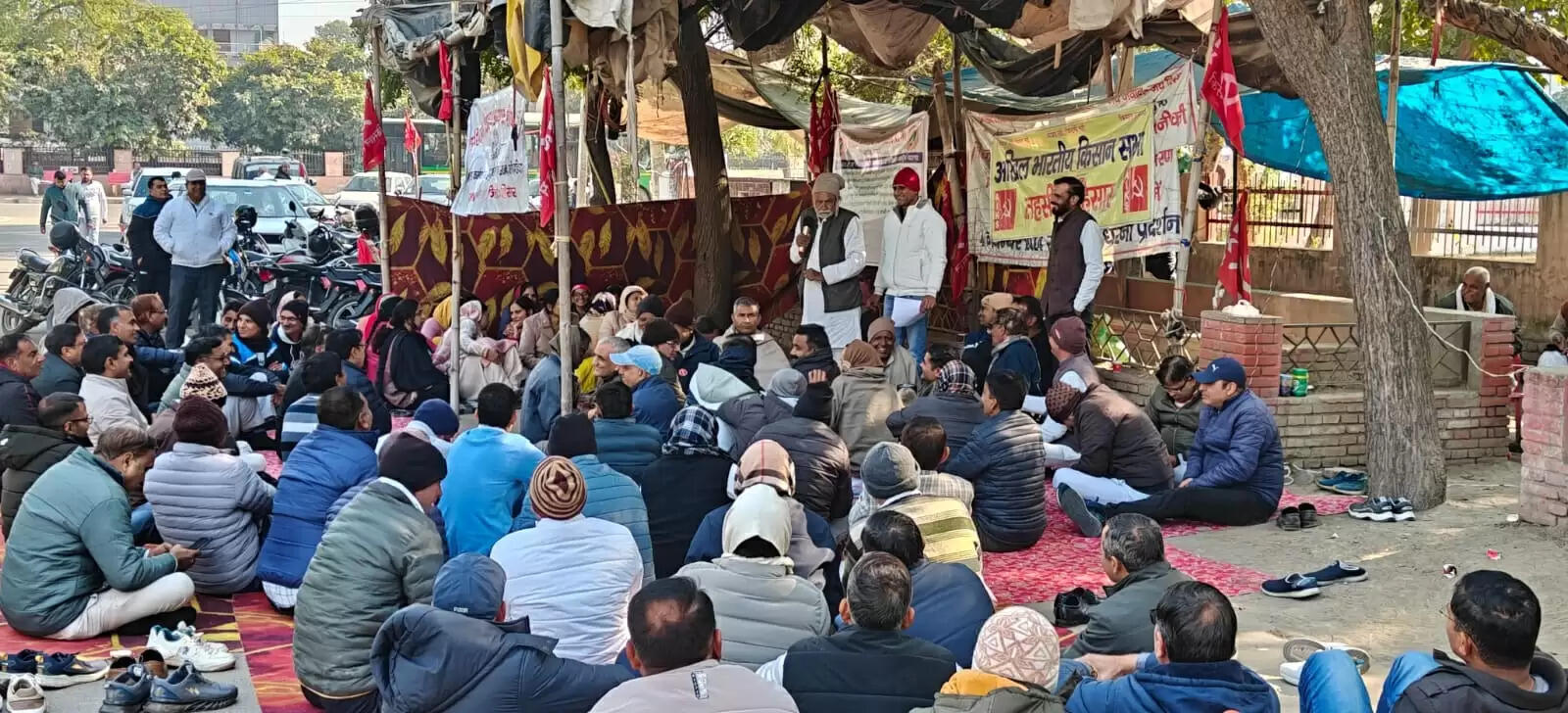 हिसार : टीईटी की अनिवार्यता के खिलाफ अध्यापक संघ ने रोष प्रदर्शन कर सौंपा ज्ञापन