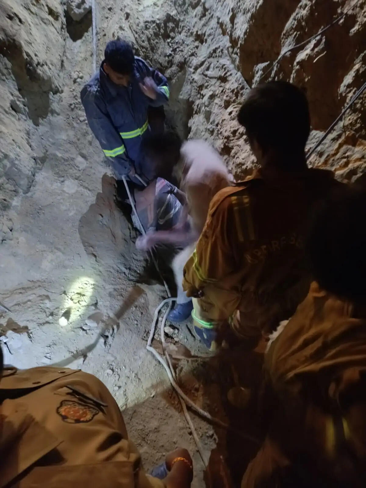 गैस पाइपलाइन वेल्डिंग के दौरान मिट्टी धंसने से दो मजदूरों की मौत