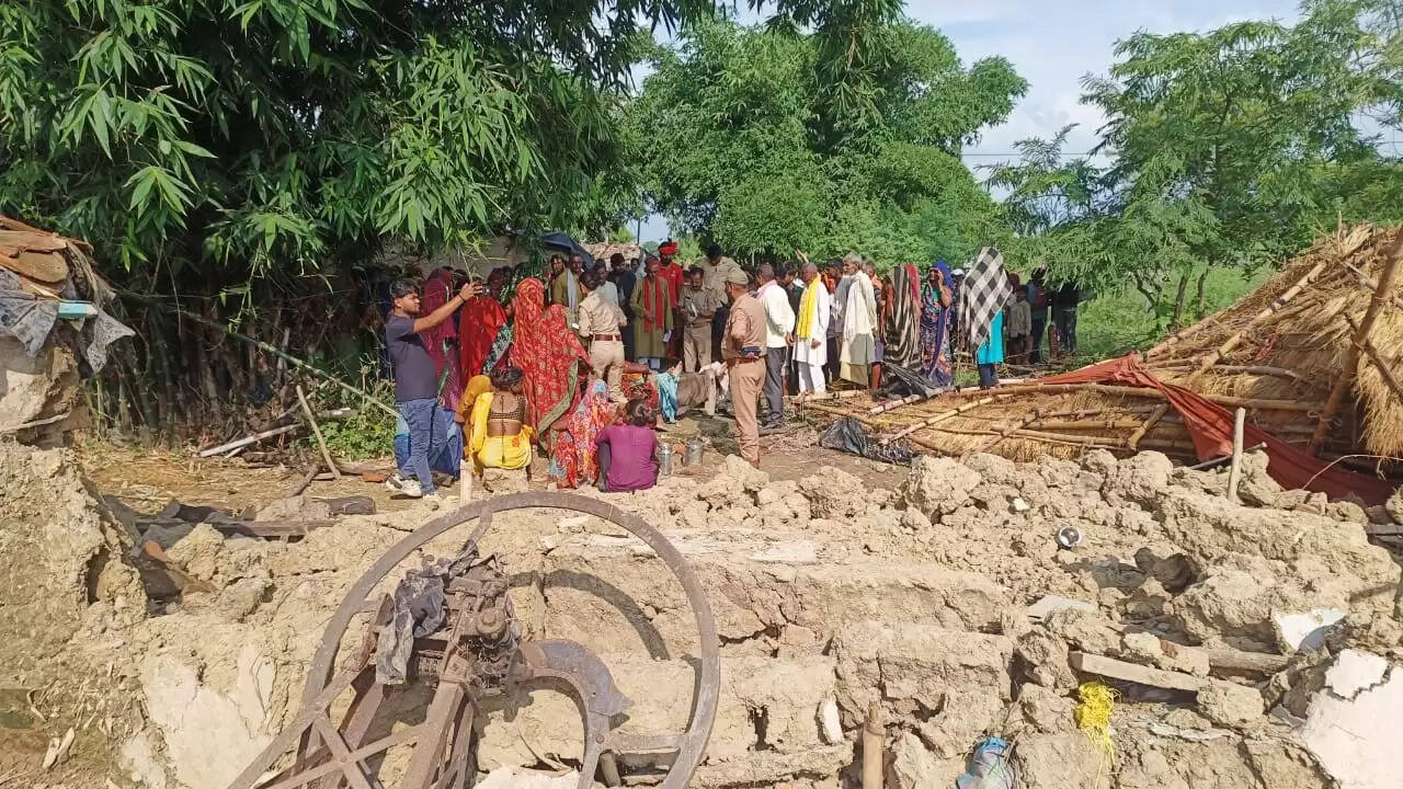 बांदा: बारिश में गिरी कच्ची दीवार, मलबे में दबकर बुजुर्ग दंपति की मौत