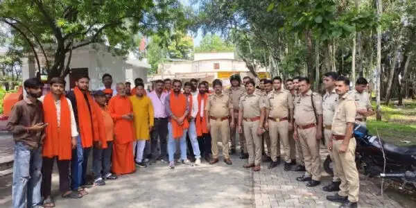 हरिहरनाथ मंदिर जल चढ़ाने जा रहे गणेश चौथ समिति पदाधिकारियों को पुलिस ने रोक दिया