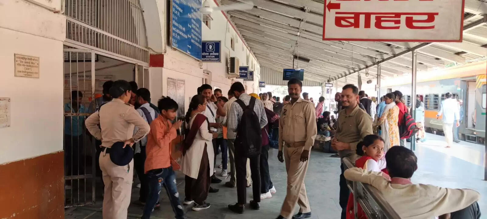 शाहजहांपुर स्टेशन पर चला किलेबंदी टिकट चेकिंग अभियान, 56335 रुपये की हुई वसूली