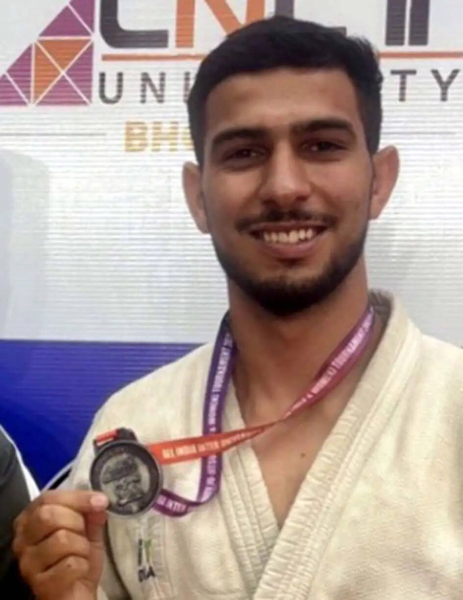 हिसार के तनुज ने ऑल इंडिया इंटर यूनिवर्सिटी जु-जुत्सु चैंपियनशिप में जीता रजत