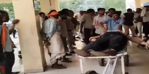 खंडवाः तेज रफ्तार कार बेकाबू होकर दीवार में घुसी, तीन युवकों की मौत और दो घायल