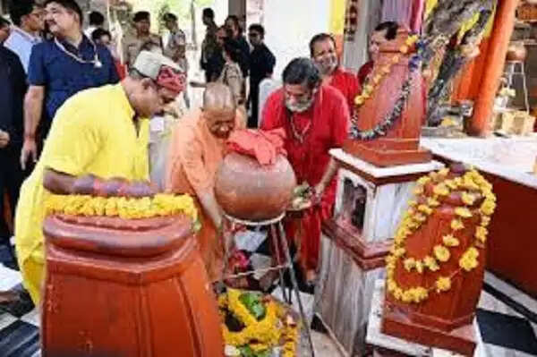 मप्र के&nbsp;दतिया&nbsp;के&nbsp;पीतांबरा पीठ पहुंचे योगी आदित्यनाथ, मां बगलामुखी के किए दर्शन