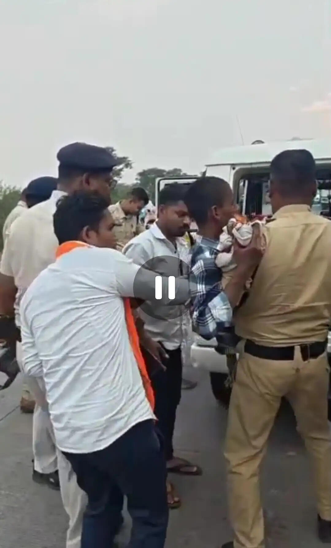 जांजगीर-चांपा में सड़क हादसे के बाद सीएसपी ने पेश की मानवता की मिसाल, सरकारी वाहन से घायलों को पहुंचाया अस्पताल