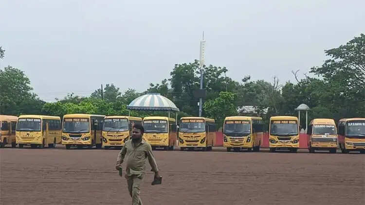 रायपुर में पुलिस कर रही 200 से अधिक स्कूली बस और चालकाें की जांच