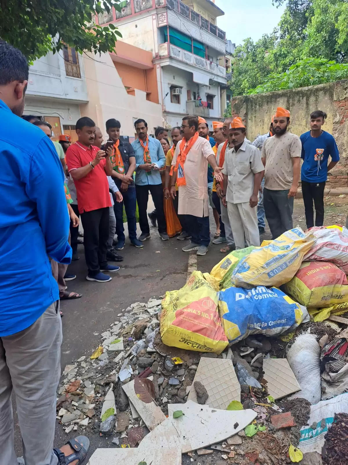 विधायक नीलकंठ तिवारी ने चेतगंज वार्ड में किया प्रवास, विशिष्ट जनों से जनसंपर्क