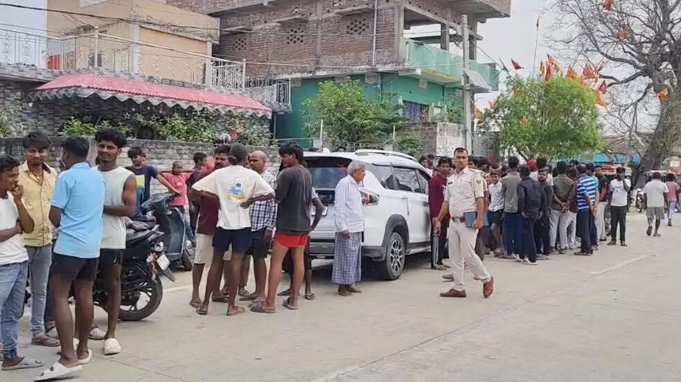 बेलगाम कार ने स्कूल जा रहे तीन बच्चों को रौंदा, हालत गंभीर