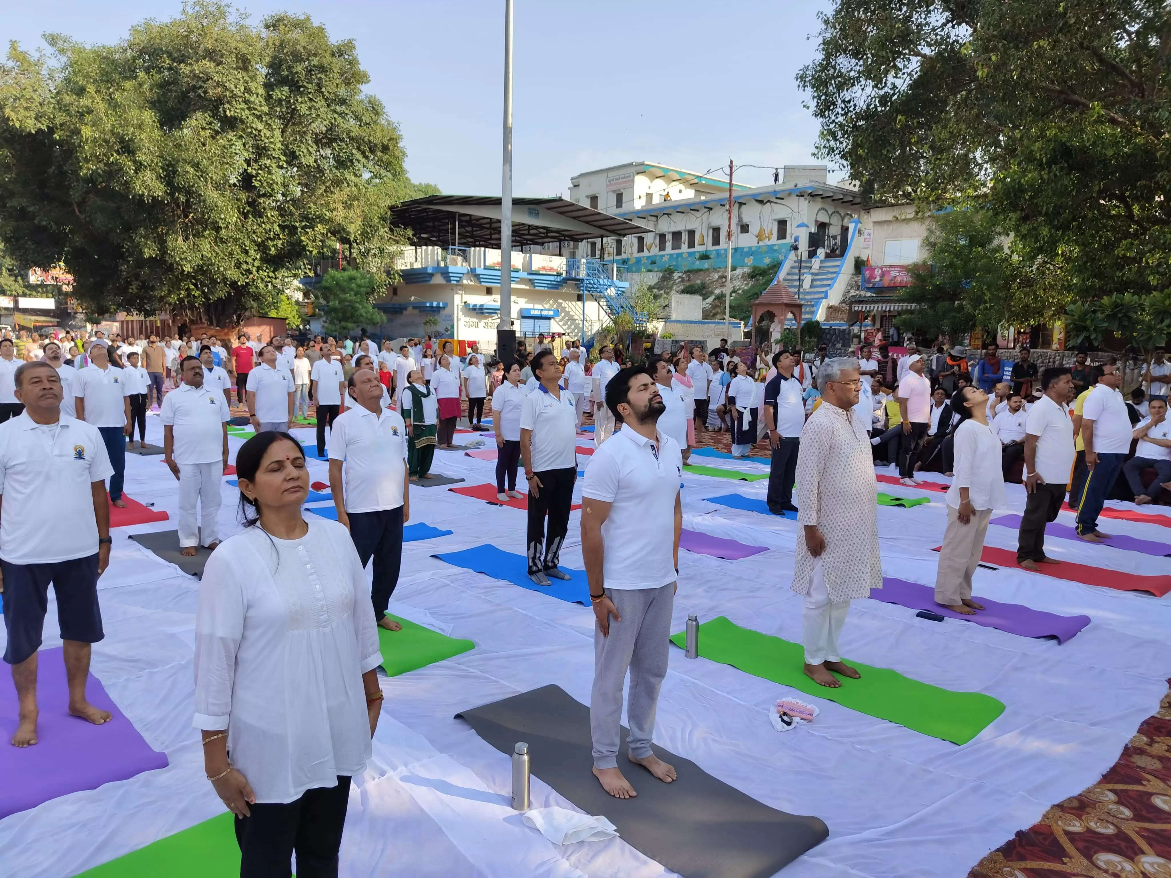 अंतरराष्ट्रीय योग दिवस पर ऋषिकेश में योग की धूम