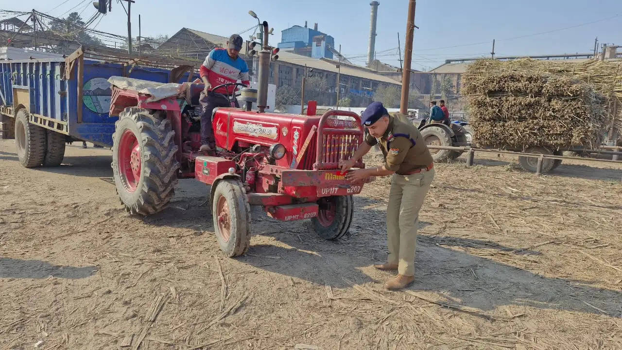 पुलिस ने अभियान चलाकर गन्ना किसानों के ट्रैक्टर ट्रालियों पर लगाए रिफ्लेक्टर टेप