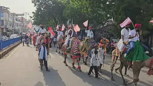 ऊंटों पर सवार होकर डीएनटी समाज ने कलेक्ट्रेट पर किया प्रदर्शन, एक जुलाई को जयपुर में महापड़ाव की चेतावनी