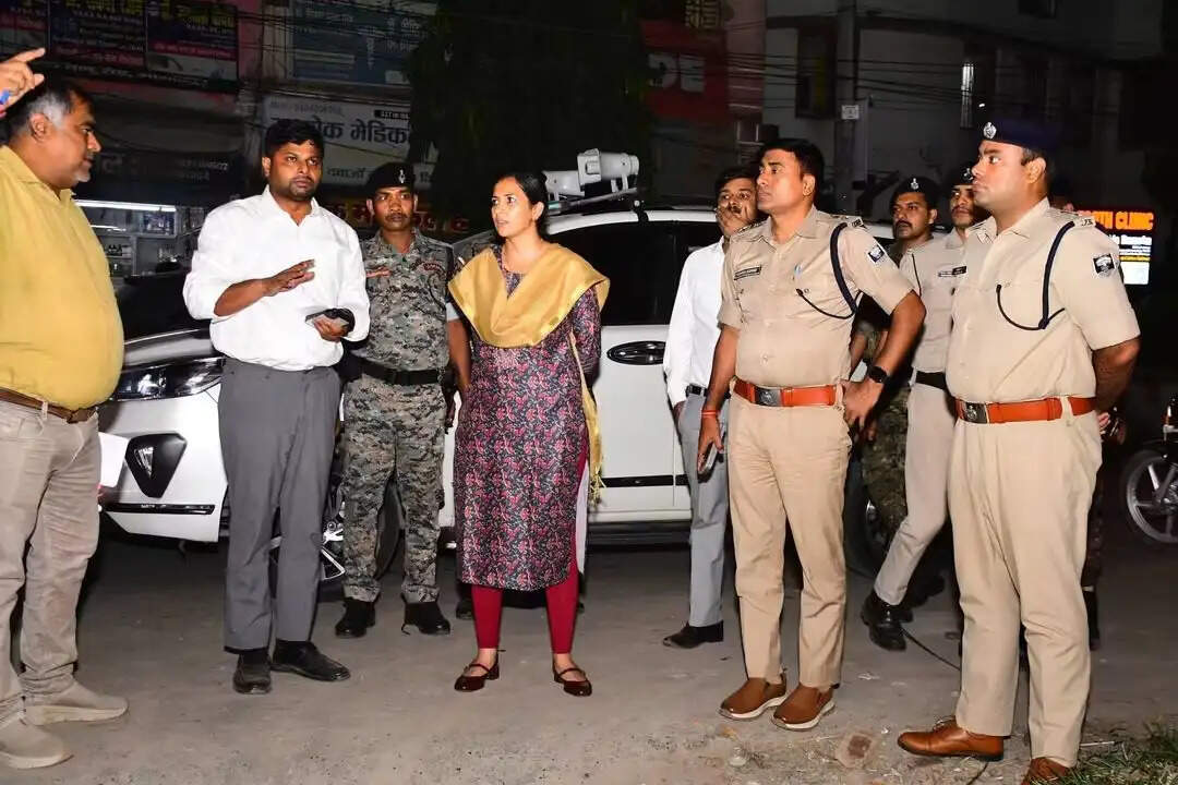 महानावमी पर भागलपुर में उमड़ा श्रद्धा का सैलाब: मारवाड़ी पाठशाला में पुरी जगन्नाथ मंदिर की थीम पर बना भव्य पंडाल, डीएम एसएसपी ने किया निरीक्षण