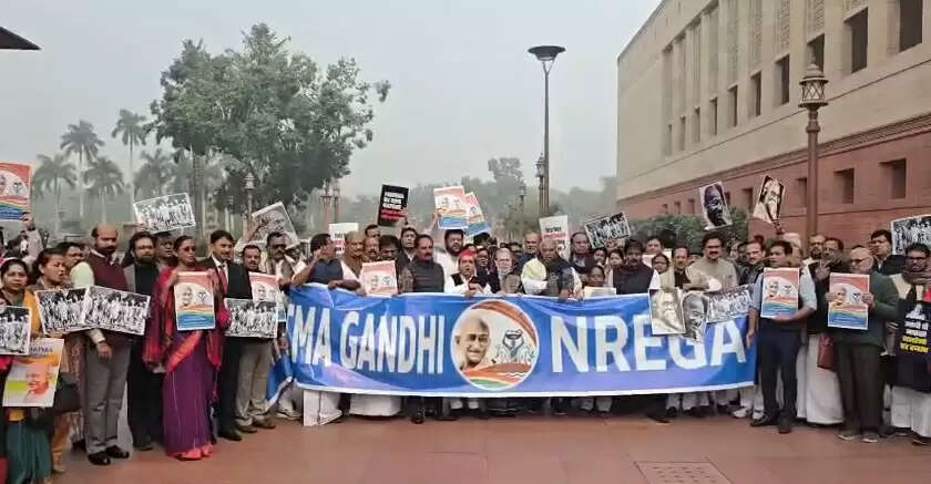 विपक्ष दलों ने मनरेगा को लेकर संसद भवन परिसर में किया प्रदर्शन