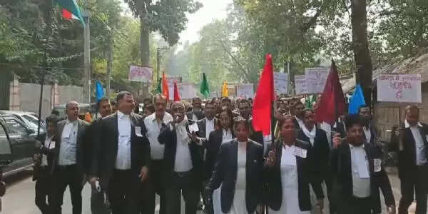 उच्च न्यायालय खंडपीठ की स्थापना को लेकर अधिवक्ताओं ने किया प्रदर्शन