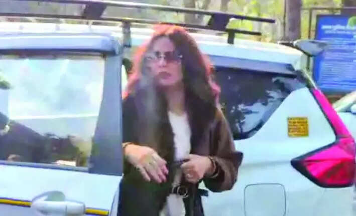 हरिद्वार कोर्ट पहुंचीं अभनेत्री उर्मिला सनावर, जमा कराया अपना फोन