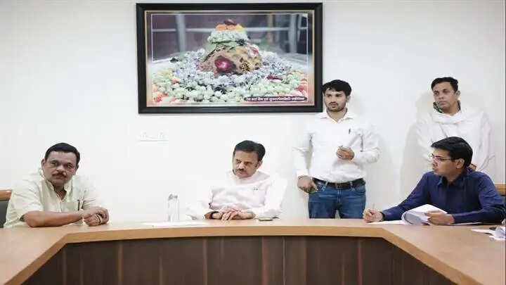 रीवाः उप मुख्यमंत्री शुक्ल ने की नगर निगम के कार्यों की समीक्षा, दिए आवश्यक निर्देश