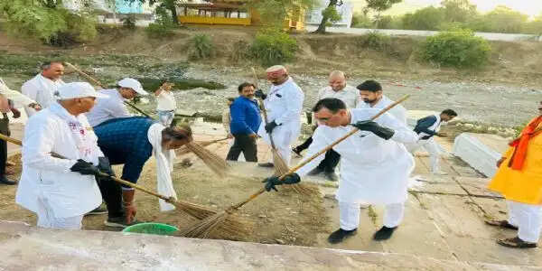 राजगढ़ः गंगा दशहरा पर राज्यमंत्री पंवार ने किया श्रमदान