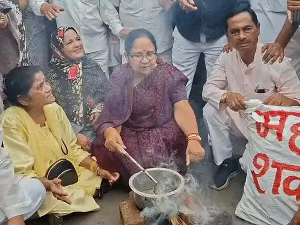 महंगाई के खिलाफ प्रदेशभर में कांग्रेस का अनोखा विरोध-प्रदर्शन,&nbsp;कहीं शक्कर बांटी, कहीं चूल्हे पर रोटियां बनाईं