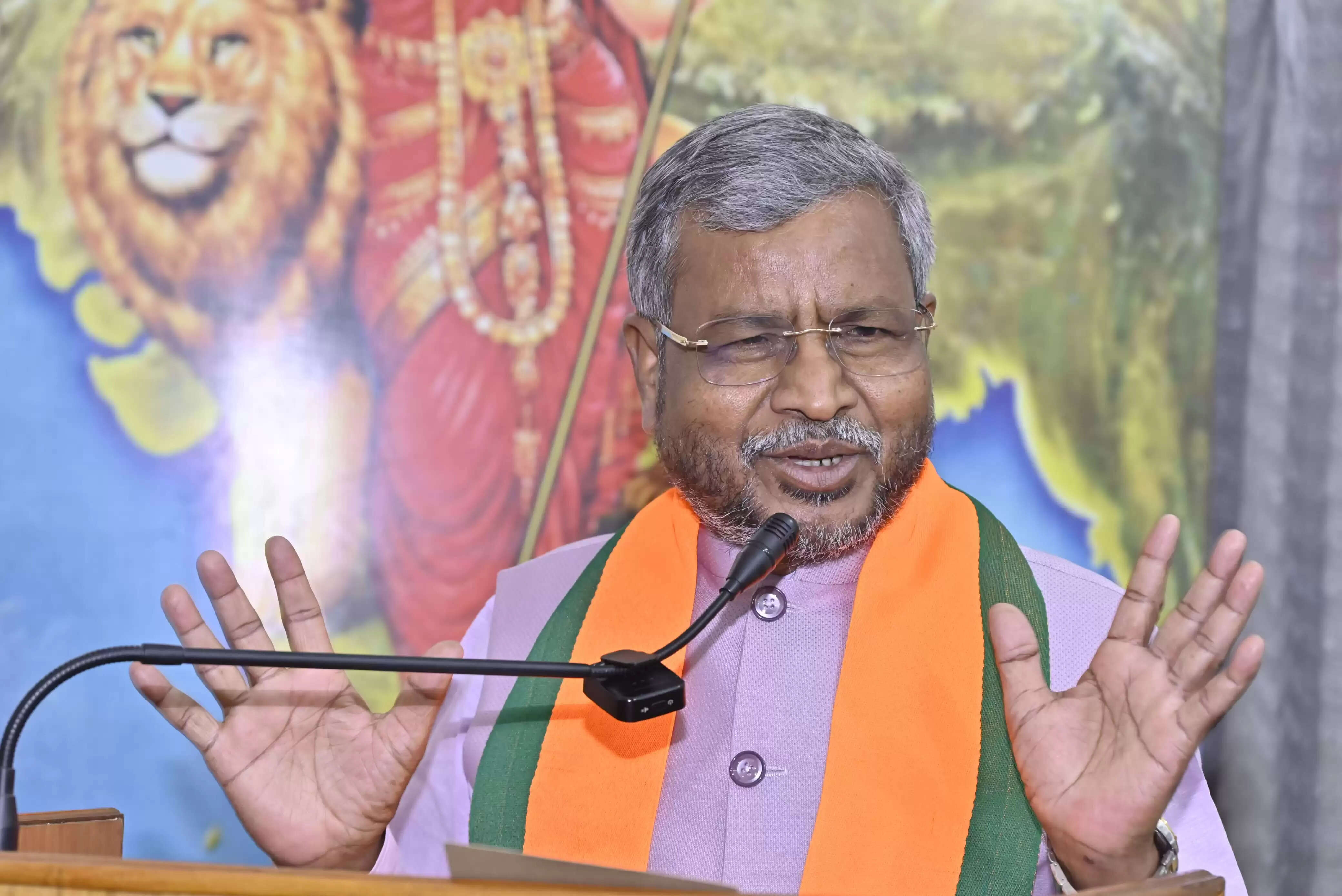 प्रशासन ने बिना किसी पूर्व सूचना के हटाई दुकानें : बाबूलाल मरांडी