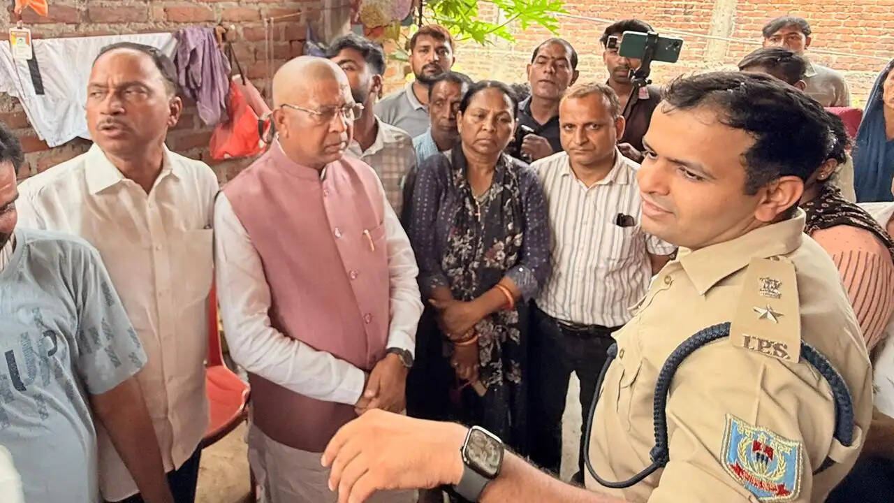 कोकर से लापता 18 माह की बच्ची के परिजनों से मिले भाजपा प्रदेश अध्यक्ष आदित्य साहू