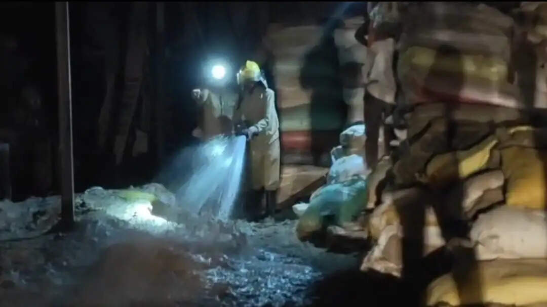 नैविक आयल एंड साल्वेंट प्लांट बगौद में आगजनी, तीन श्रमिक झुलसे