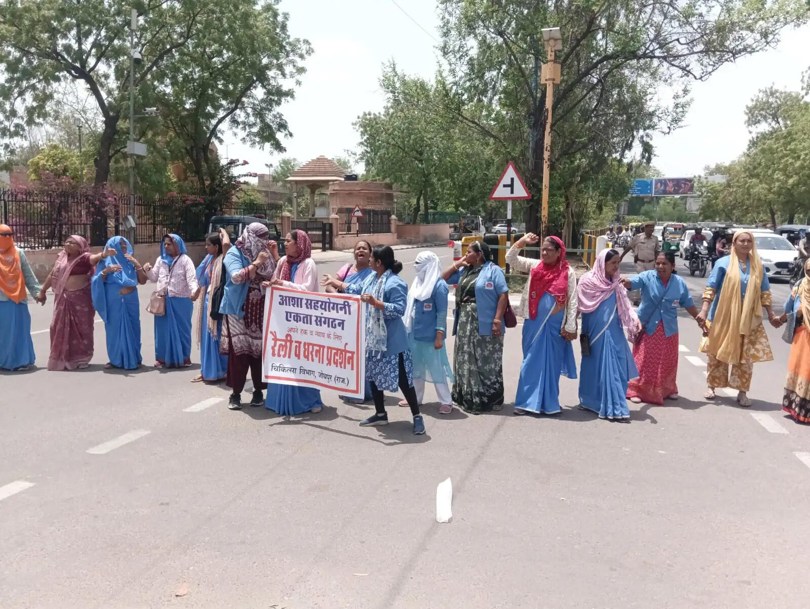 लंबित मांगों को लेकर आशा सहयोगिनियों का प्रदर्शन
