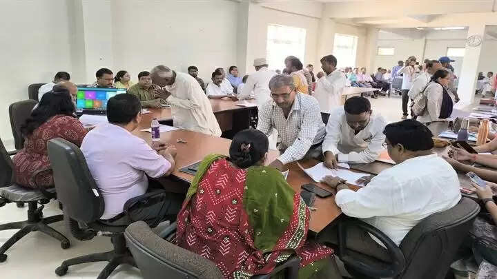 इंदौरः जनसुनवाई में अनुपस्थित रहने पर कड़ी कार्रवाई, कलेक्टर ने जिला शिक्षा अधिकारी को किया निलंबित