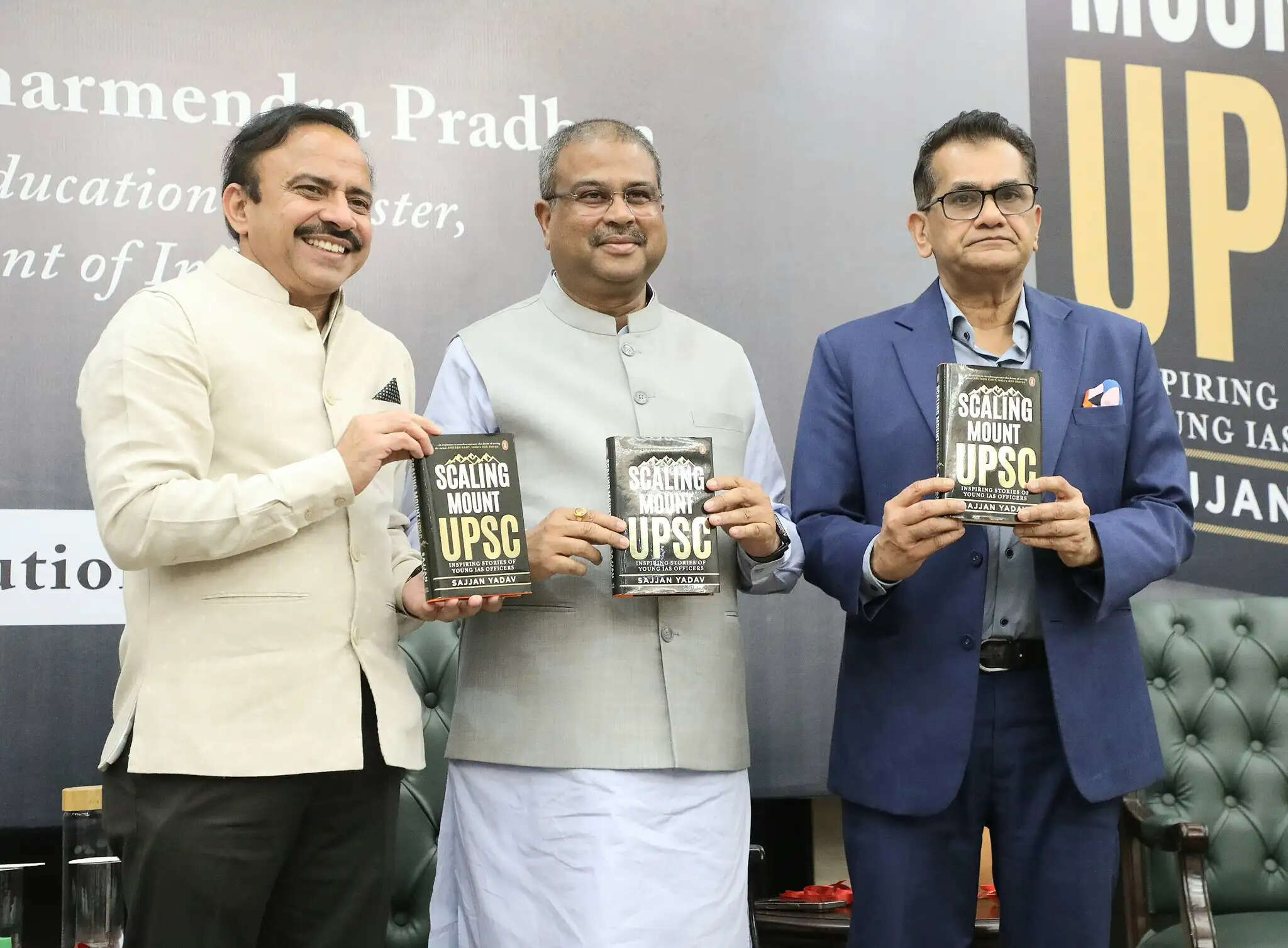 धर्मेंद्र प्रधान ने ‘स्केलिंग माउंट यूपीएससी, युवा आईएएस अधिकारियों की प्रेरक कहानियां’ पुस्तक का विमोचन किया