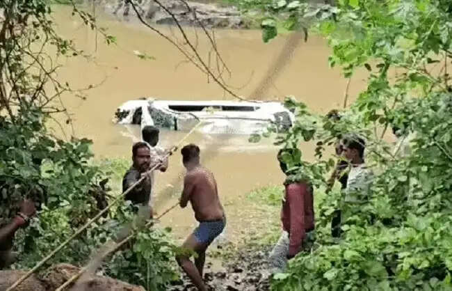 मप्र के आगर मालवा जिले में ओडिशा के श्रद्धालुओं की कार नाले में बही, 8 की मौत