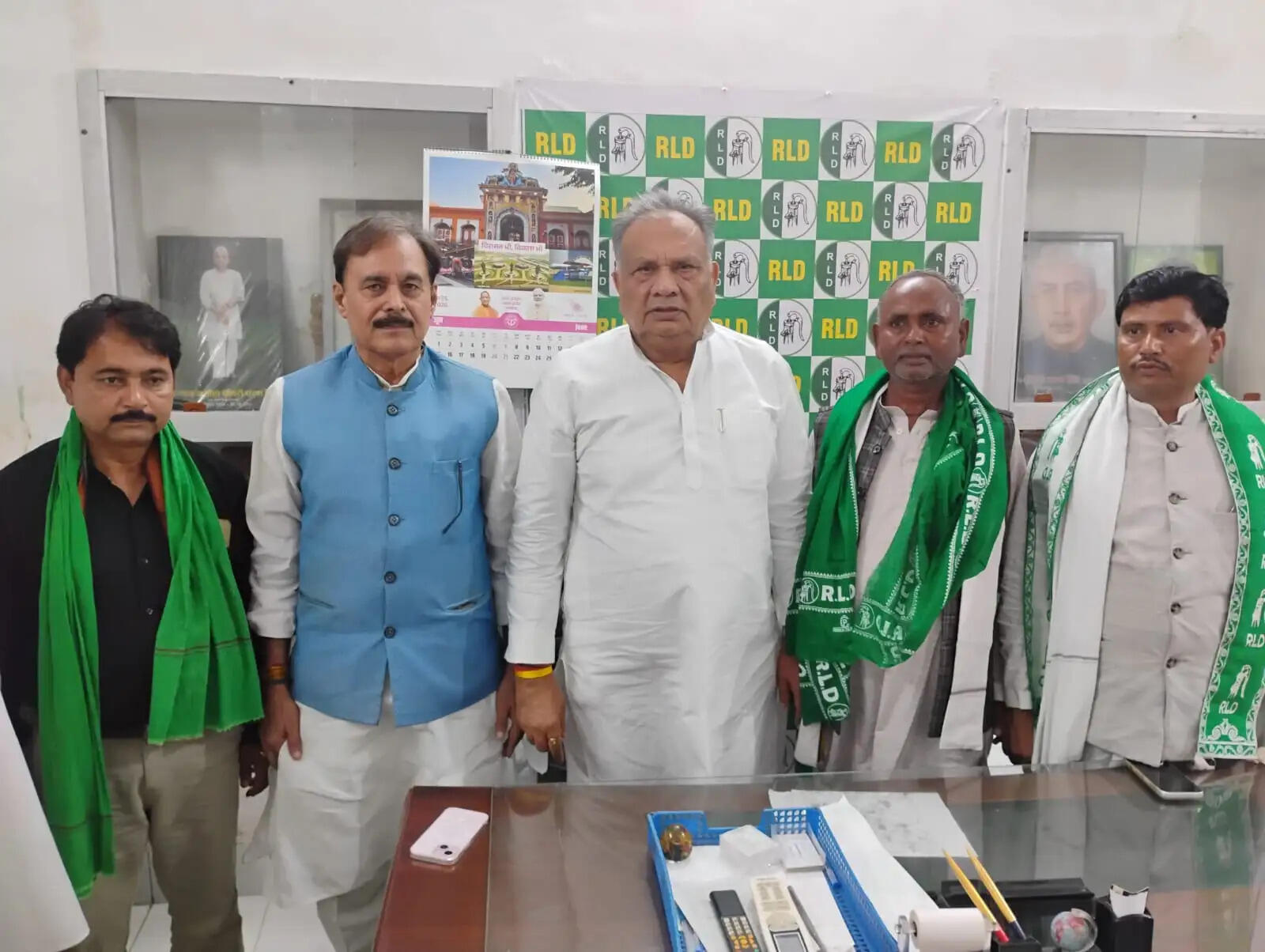 हमीरपुर के ग्राम प्रधानों सहित कई लोगों ने थामा रालोद&nbsp;दामन