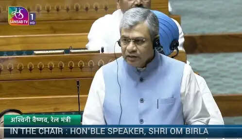 ट्रेनों में 78 प्रतिशत सीटें सामान्य और स्लीपर वर्ग की : वैष्णव