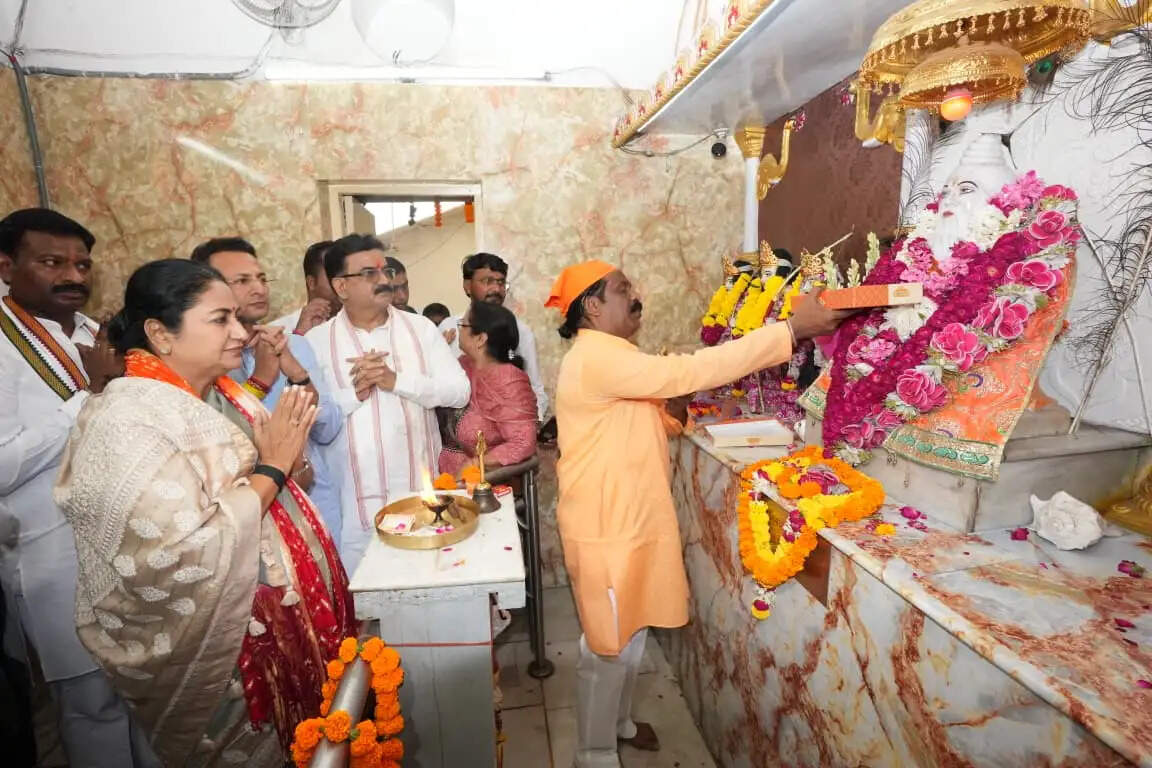 मुख्यमंत्री ने महर्षि वाल्मीकि मंदिर में किए दर्शन-पूजन