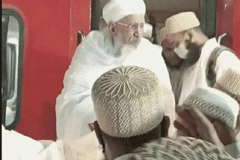 बोहरा धर्मगुरु सैयदना मुफद्दल सैफुद्दीन मप्र के बुरहानपुर पहुंचे, अनुयायियों ने किया स्वागत