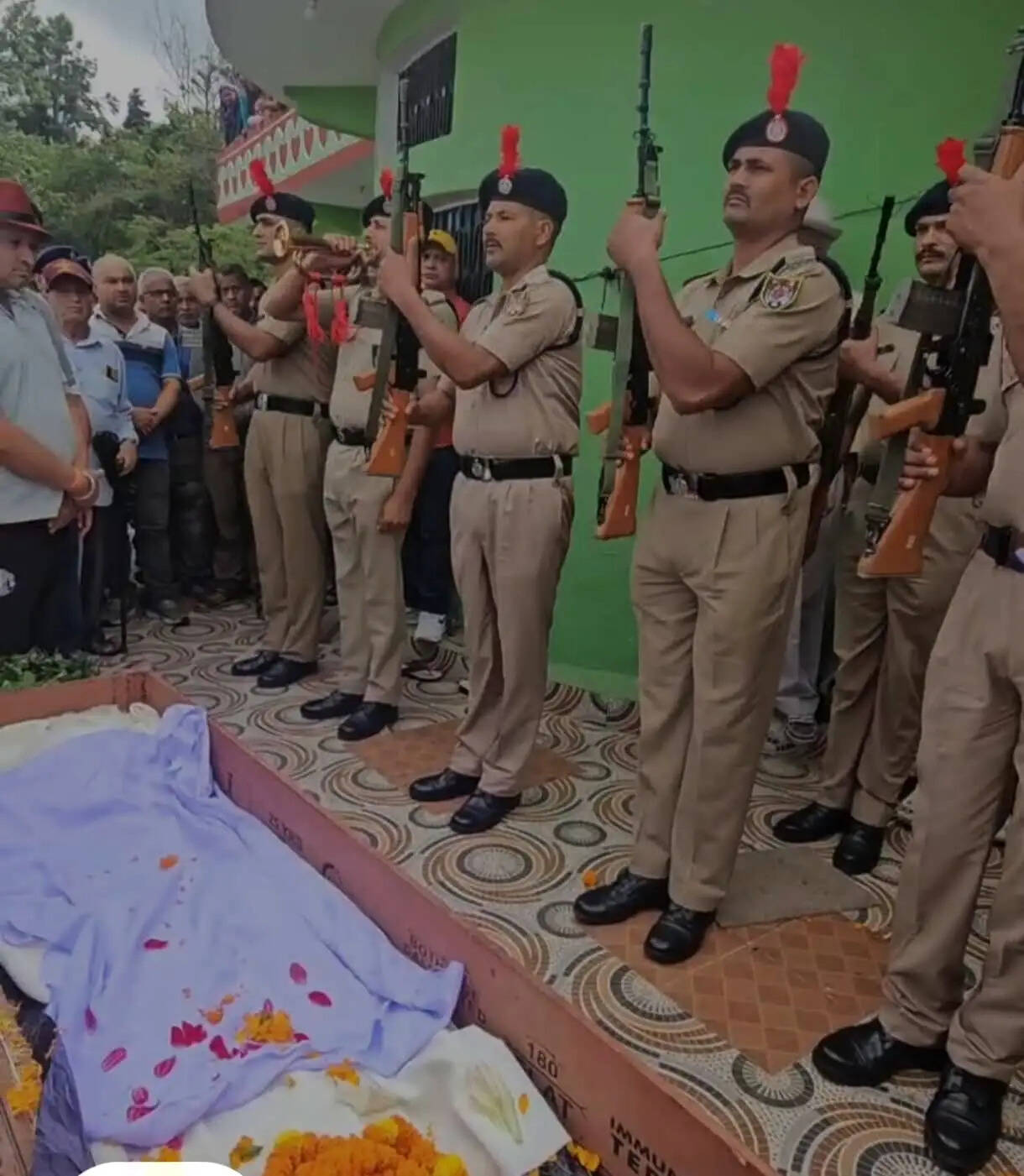 सैन्य सम्मान के साथ आईटीबीपी के उप निरीक्षक सजवाण का अंतिम संस्कार