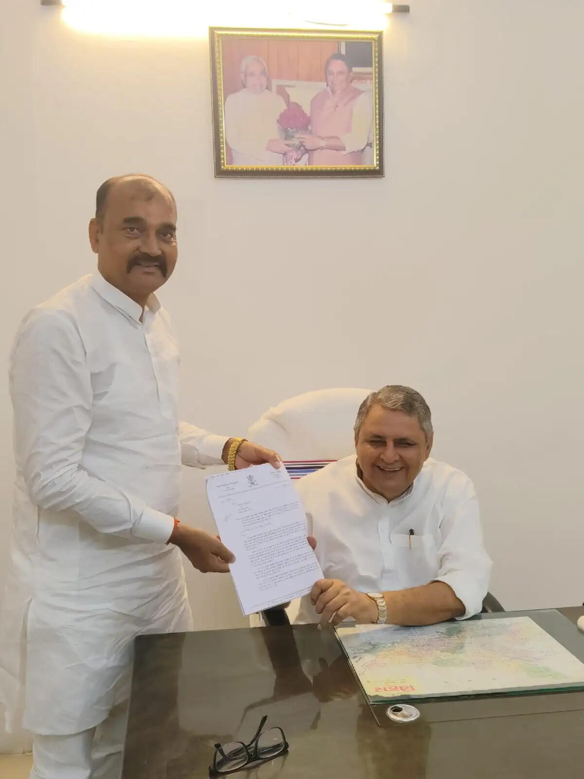 गंडक नदी के भीषण कटाव को लेकर उप मुख्यमंत्री से मिले विधायक सुरेंद्र प्रसाद