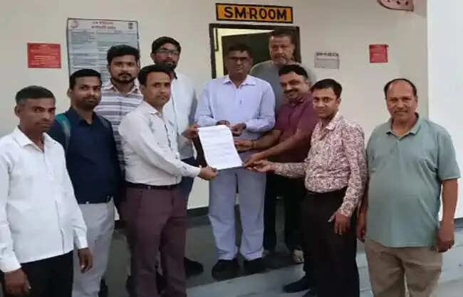 नारनौल रेलवे स्टेशन पर सुविधाओं की मांग,स्टेशन अधीक्षक से मिले यात्री