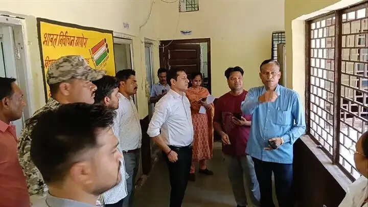 दतिया विधानसभा उपचुनावः कलेक्टर ने किया विभिन्न मतदान केन्द्रों का निरीक्षण किया