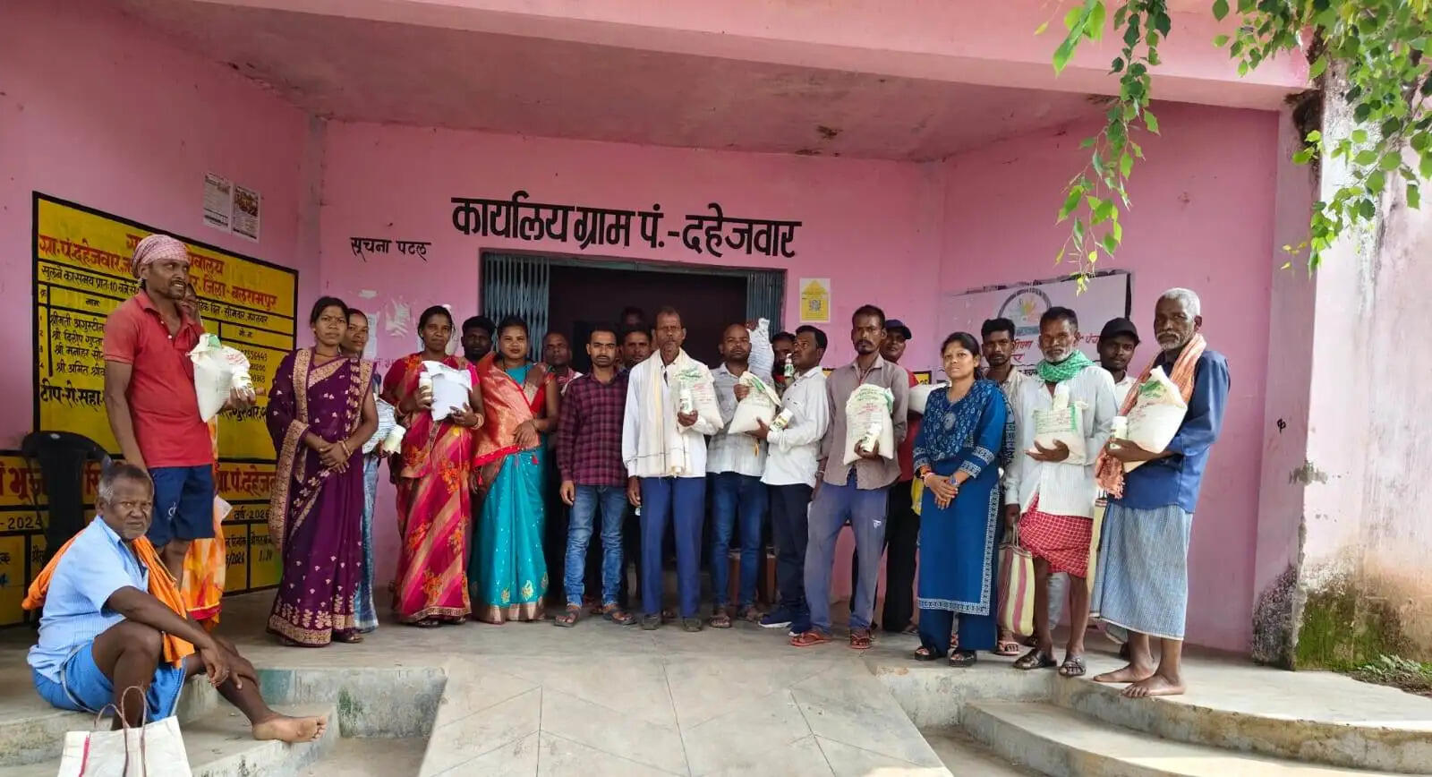 बलरामपुर : किसानों को मुफ्त मिनीकिट बीजों का वितरण, दलहन-तिलहन की खेती बढ़ाने पर जोर