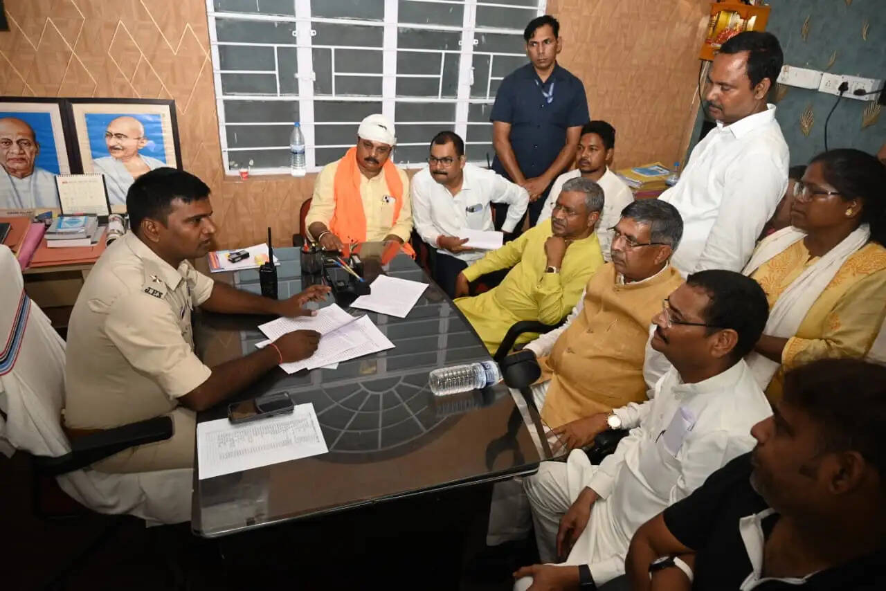 पत्थरबाजी मामले में कांग्रेस नेताओं और कार्यकताओं के खिलाफ भाजपा ने दर्ज कराई प्राथमिकी