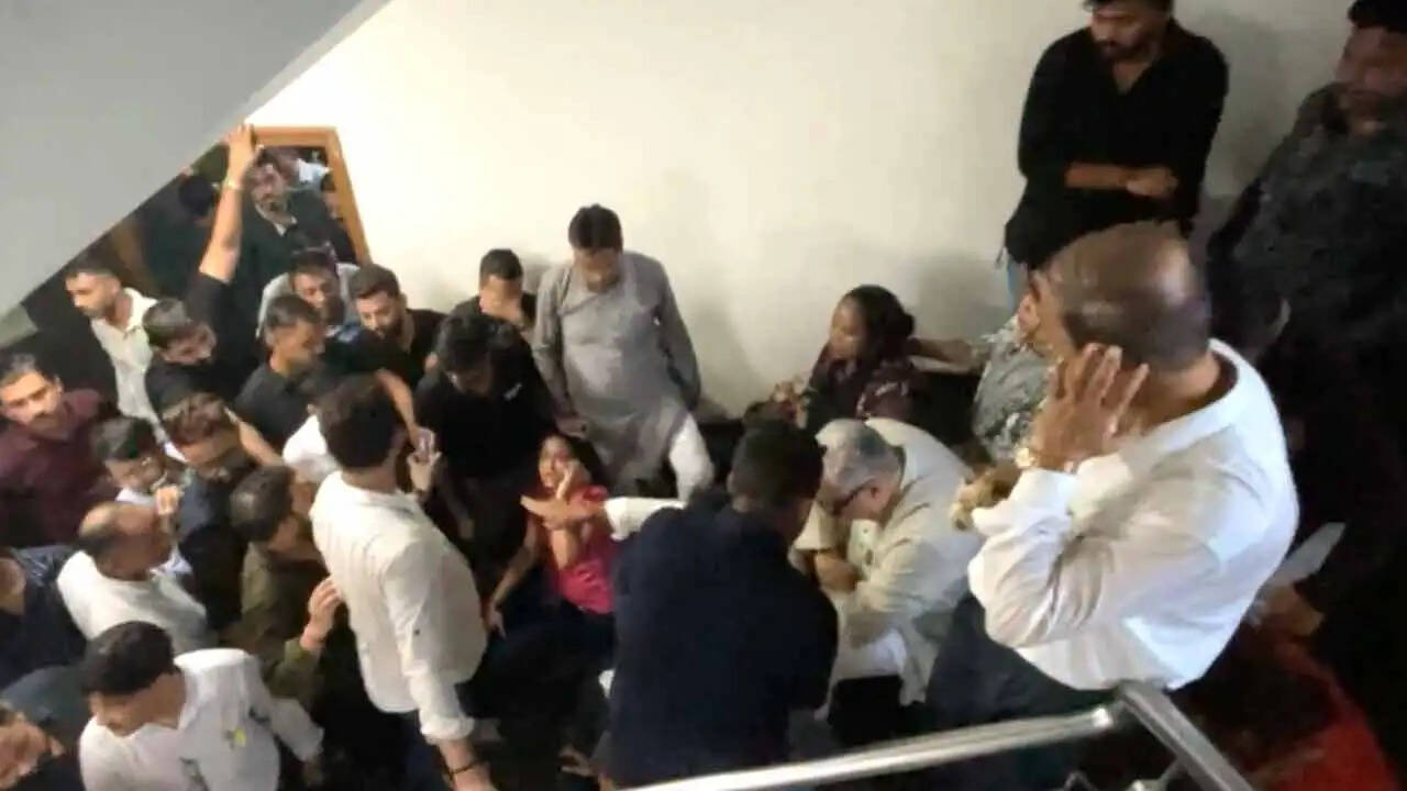 तृणमूल कार्यालय का बिलबोर्ड हटाने पर बवाल, अभिषेक से हुई बहस, धक्का-मुक्की में सीढ़ियों पर गिरे सांसद डेरेक ओ'ब्रायन