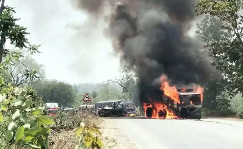 देवासः इंदौर-बैतूल हाईवे पर कार की टक्कर के बाद डंपर में लगी आग, एक की मौत, तीन घायल