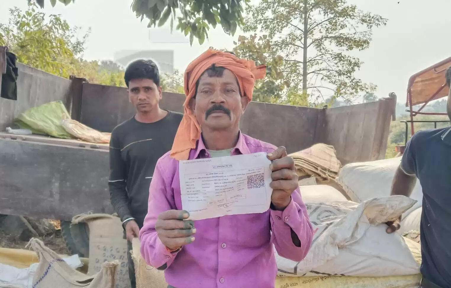 समय पर भुगतान, मजबूत भविष्य: किसान दुर्गाप्रसाद के चेहरे पर आत्मविश्वास और संतोष की मुस्कान