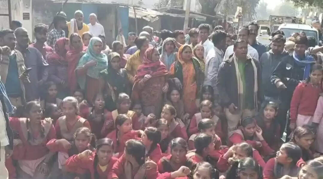 कस्तूरबा गांधी आवासीय विद्यालय : शिक्षिकाओं पर उत्पीड़न के आरोप, छात्राओं ने धरना प्रदर्शन कर लगाया जाम