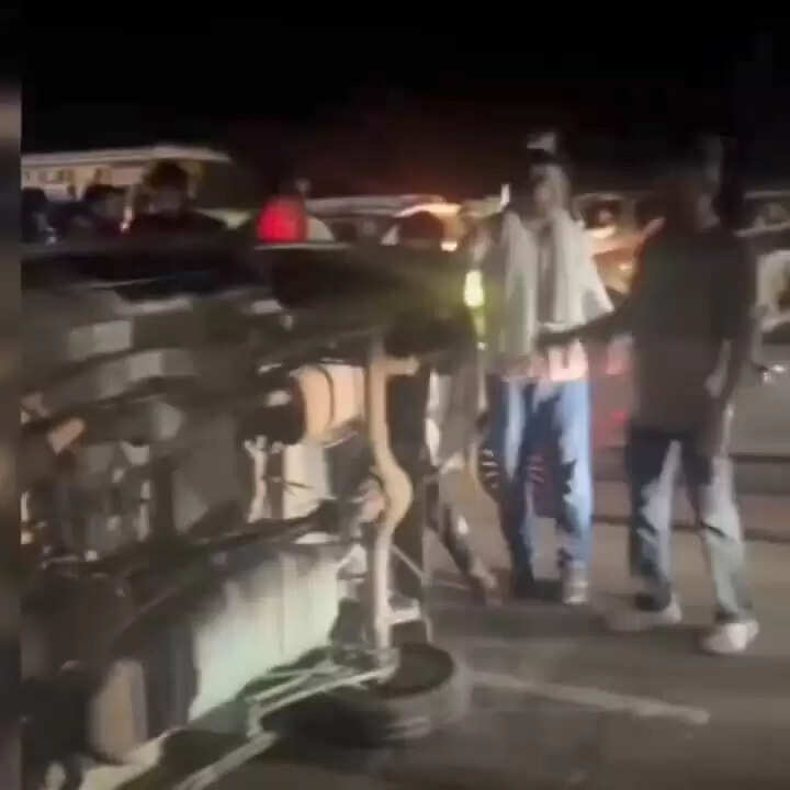 कार की टक्कर से घायल बाइक सवार को संभाल रहे थे लोग, दूसरी कार ने उड़ाया, अब तक चार की मौत