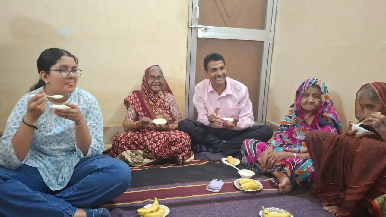 दमोह: वृद्धाश्रम में बेटी का जन्मदिन मनाकर कलेक्टर प्रताप नारायण यादव ने दिया बुजुर्ग सम्मान का संदेश